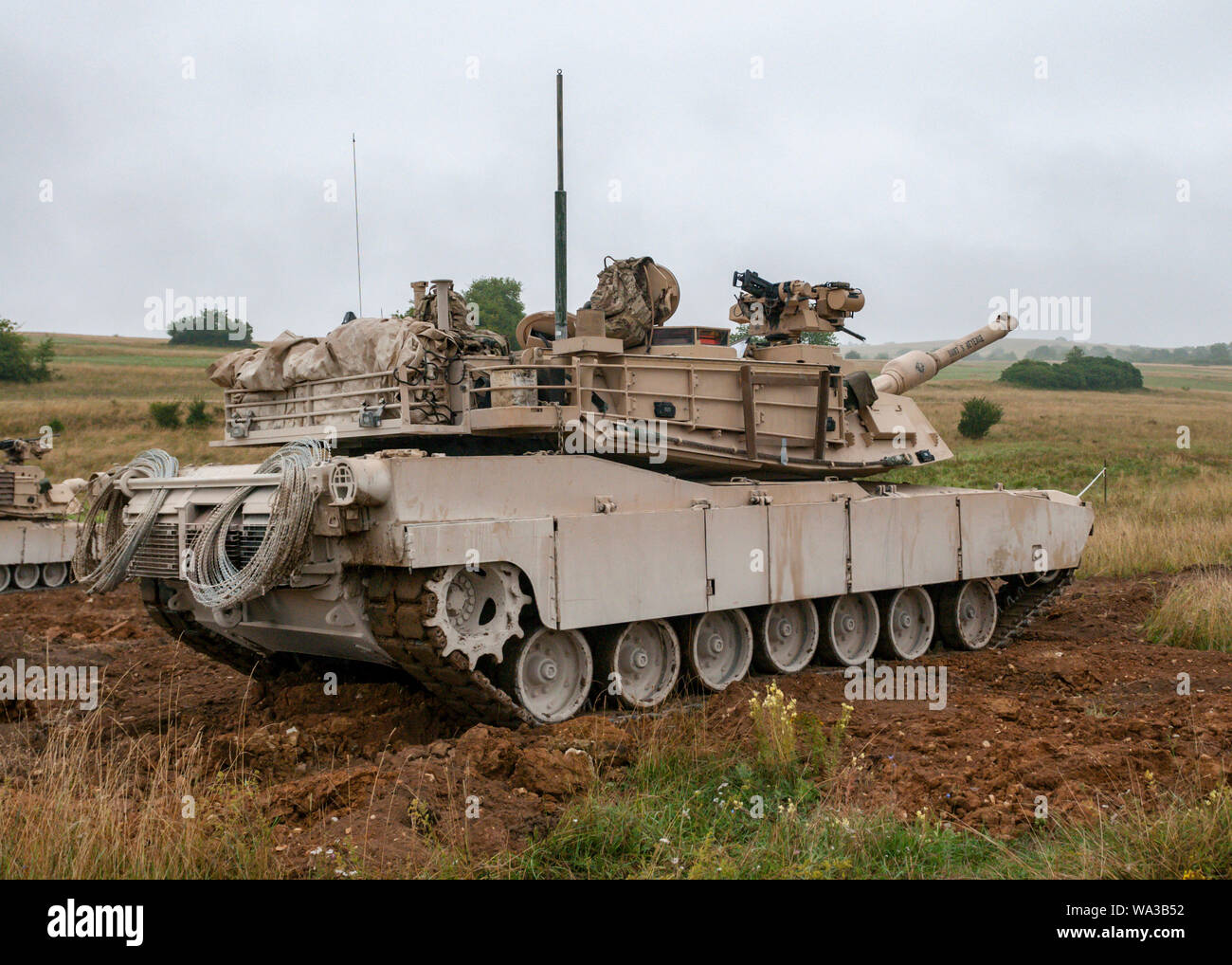 D'un M1 Abrams tank appartenant au 3e Bataillon, 66e régiment de blindés, 1st Armored Brigade Combat Team, 1re Division d'infanterie, d'attente dans une ligne de réservoirs de commencer la prochaine itération d'une mission de formation de l'agression sur une gamme à Grafenwoehr Domaine de formation, l'Allemagne, le 8 août 2019. Cet exercice fait partie de l'ABCT 1événement de formation finale avant de participer à résoudre combiné XII. (U.S. Photo de l'armée par le sergent. Adam Decker) Banque D'Images