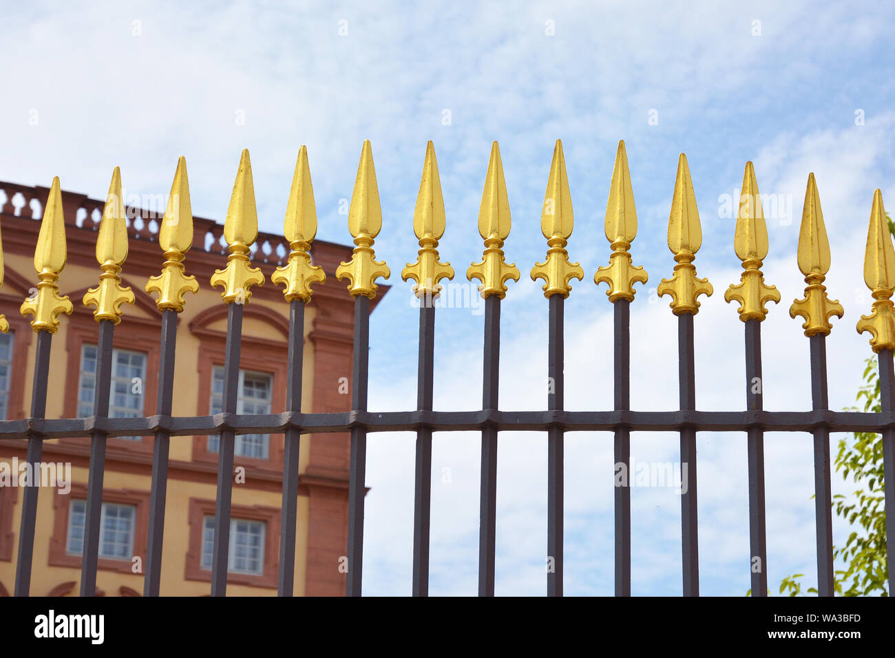 Portes avec des pointes d'or de palais baroque de Mannheim en Allemagne avec une partie de la construction du palais en arrière-plan Banque D'Images