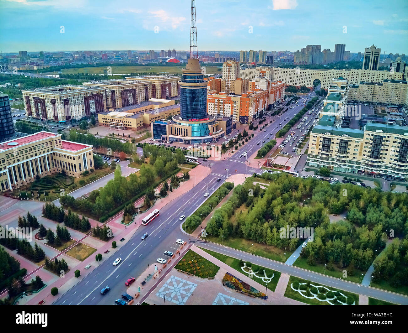 NUR-Sultan, le Kazakhstan (QAZAQSTAN) - le 29 juillet 2019 : Très belle vue panoramique vue de drone aérien Nursultan (Astana) centre ville avec des gratte-ciel et Baite Banque D'Images