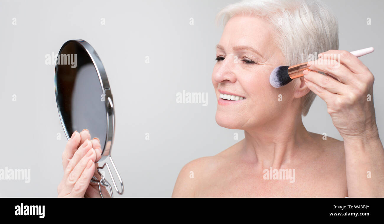 Portrait of senior woman doing beau maquillage. Banque D'Images
