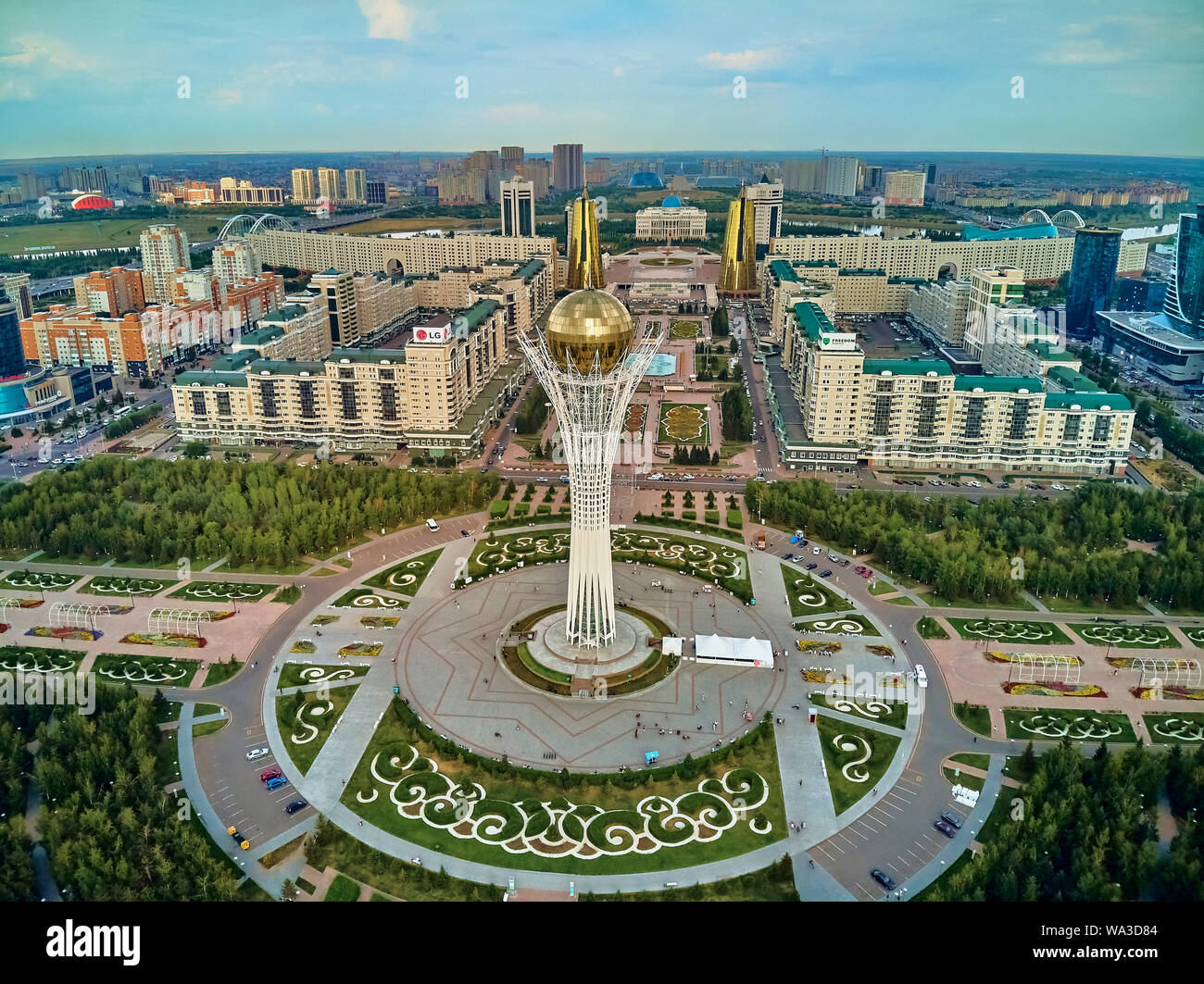 NUR-Sultan, le Kazakhstan (QAZAQSTAN) - le 29 juillet 2019 : Très belle vue panoramique vue de drone aérien Nursultan (Astana) centre ville avec des gratte-ciel et Baite Banque D'Images