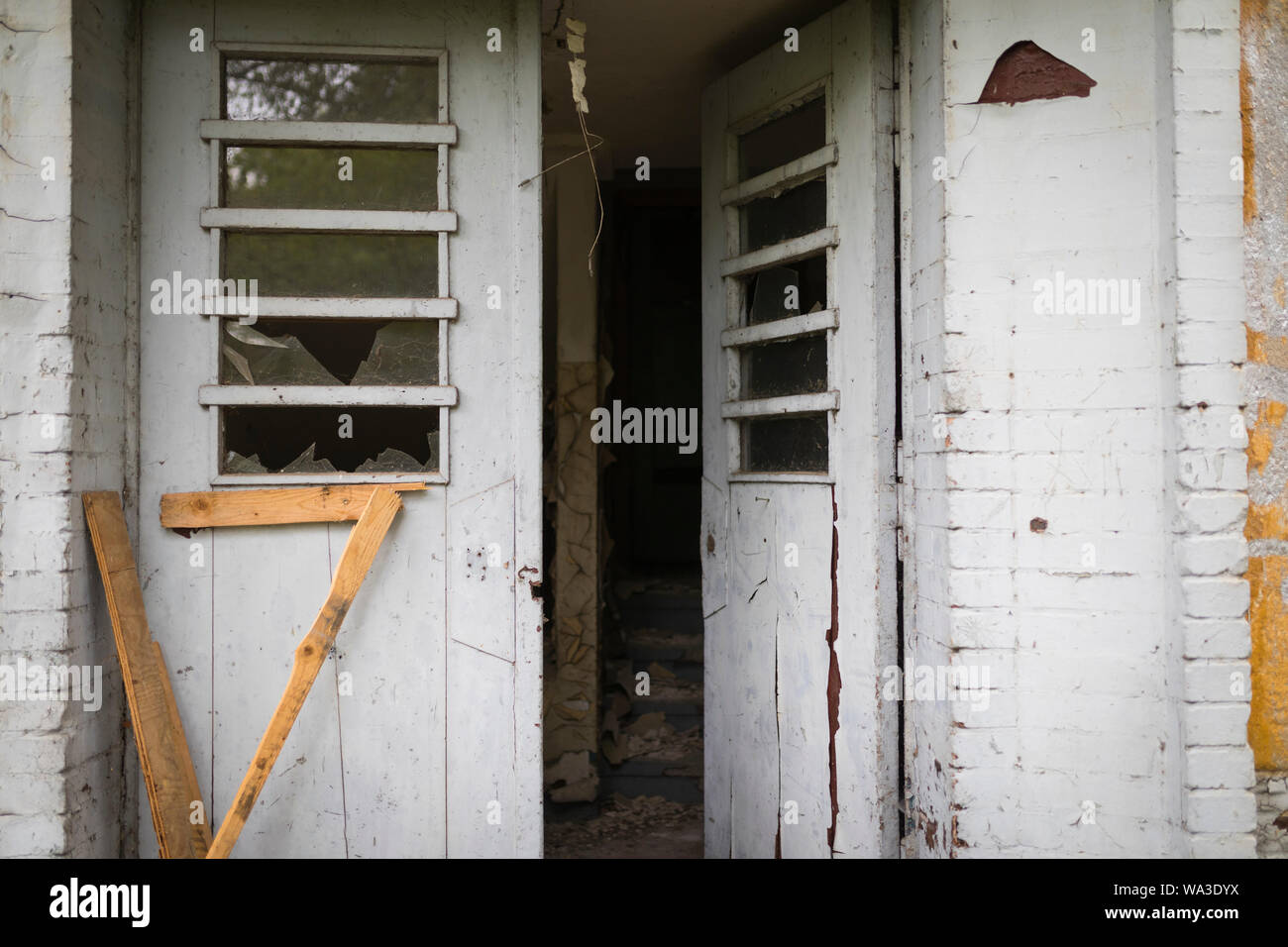 Ouvrez la porte à l'ancienne caserne militaire historique, construit pour l'armée allemande, abandonnés par l'armée russe en 1994 en Allemagne Banque D'Images