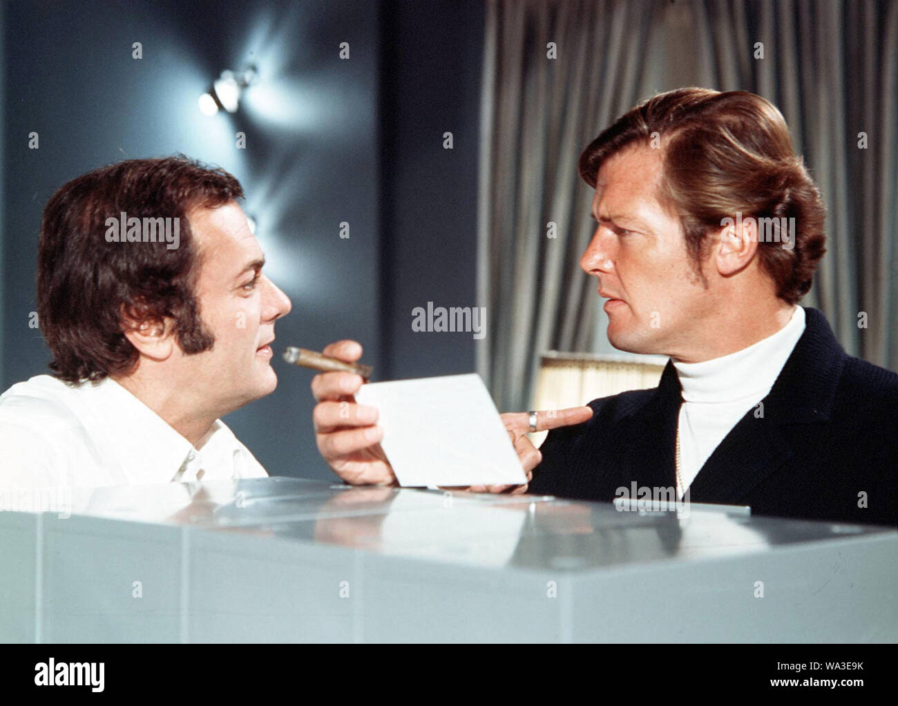 ROGER MOORE et Tony Curtis dans THE PERSUADERS ! (1971), réalisé par Leslie Norman. Credit ITC ROGER MOORE et Tony Curtis dans THE PERSUADERS ! (1971), réalisé par Leslie Norman. Credit ITC