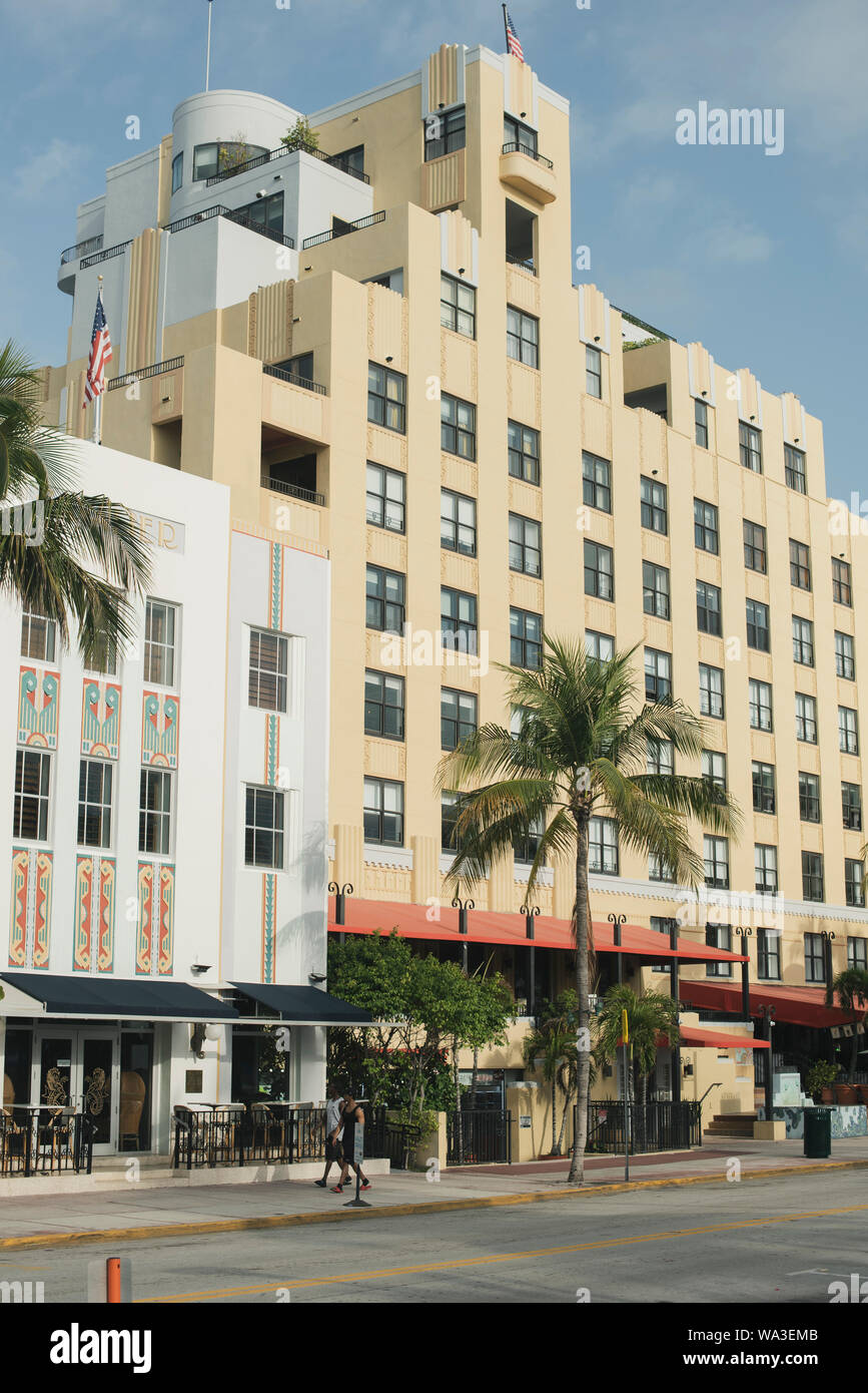 Abondamment photographié et filme, ce quartier historique de South Beach (SoBe), en bordure d'Ocean Drive, regroupe la plus grande concentration d'hôt Banque D'Images