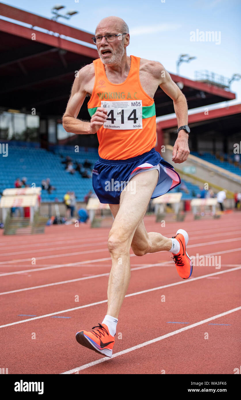 BIRMINGHAM - ANGLETERRE 10 AUG 2019 : Bob Bradbury M65 en compétition dans le 5000m le deuxième jour de la British Master Championships, Alexander Stadium, Birming Banque D'Images