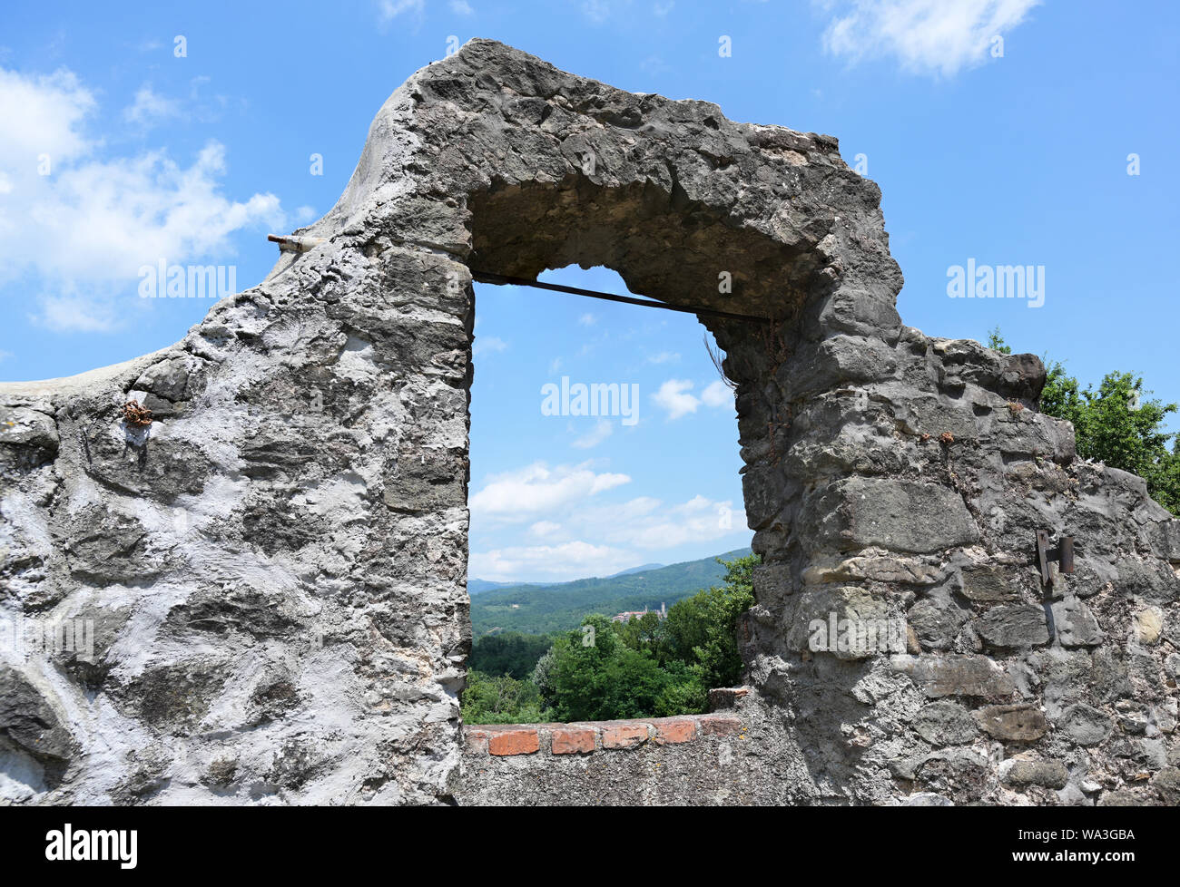 Vue à travers une ruine fenêtre au beau paysage toscan de l'été et le ...