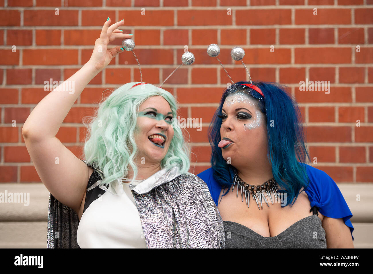 Tassia Agatowski (à gauche) et Kaz Tyrrell assistant à DragWorld 2019 Londres, la plus grande convention de glisser, glisser d'étoiles de l'US et UK lors d'un événement de deux jours à l'Olympia à Londres. Banque D'Images