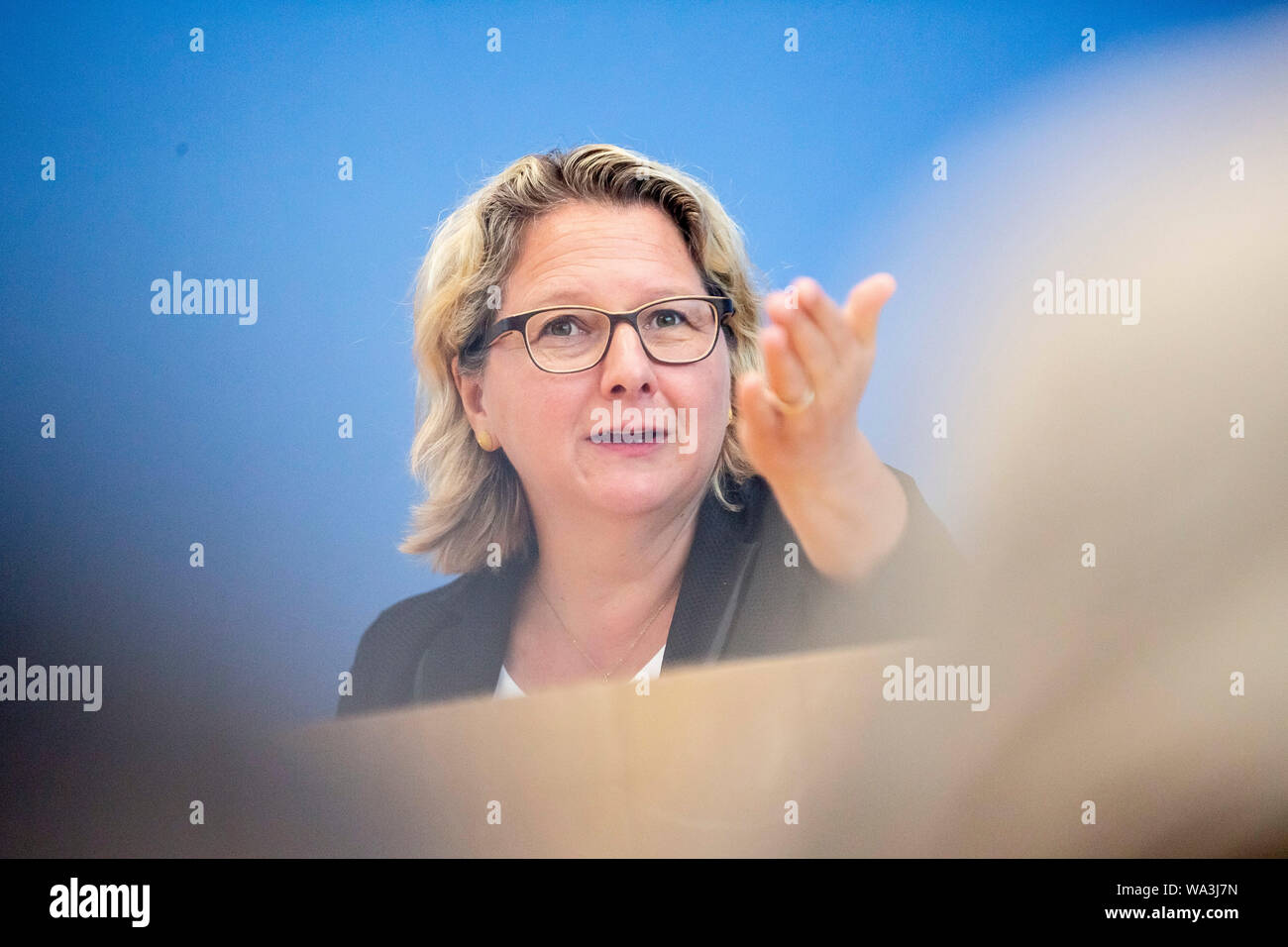Berlin, Allemagne. Août 17, 2019. Svenja Schulze (SPD), Ministre fédéral de l'environnement, parle lors de la journée portes ouvertes du gouvernement fédéral pendant une conférence de presse à la conférence de presse fédérale. Sous la devise 'Bonjour', la politique de la chancellerie fédérale, les ministères fédéraux et le Bureau de presse du gouvernement fédéral avait invité à la 21e Journée portes ouvertes. Credit : Christoph Soeder/dpa/Alamy Live News Banque D'Images