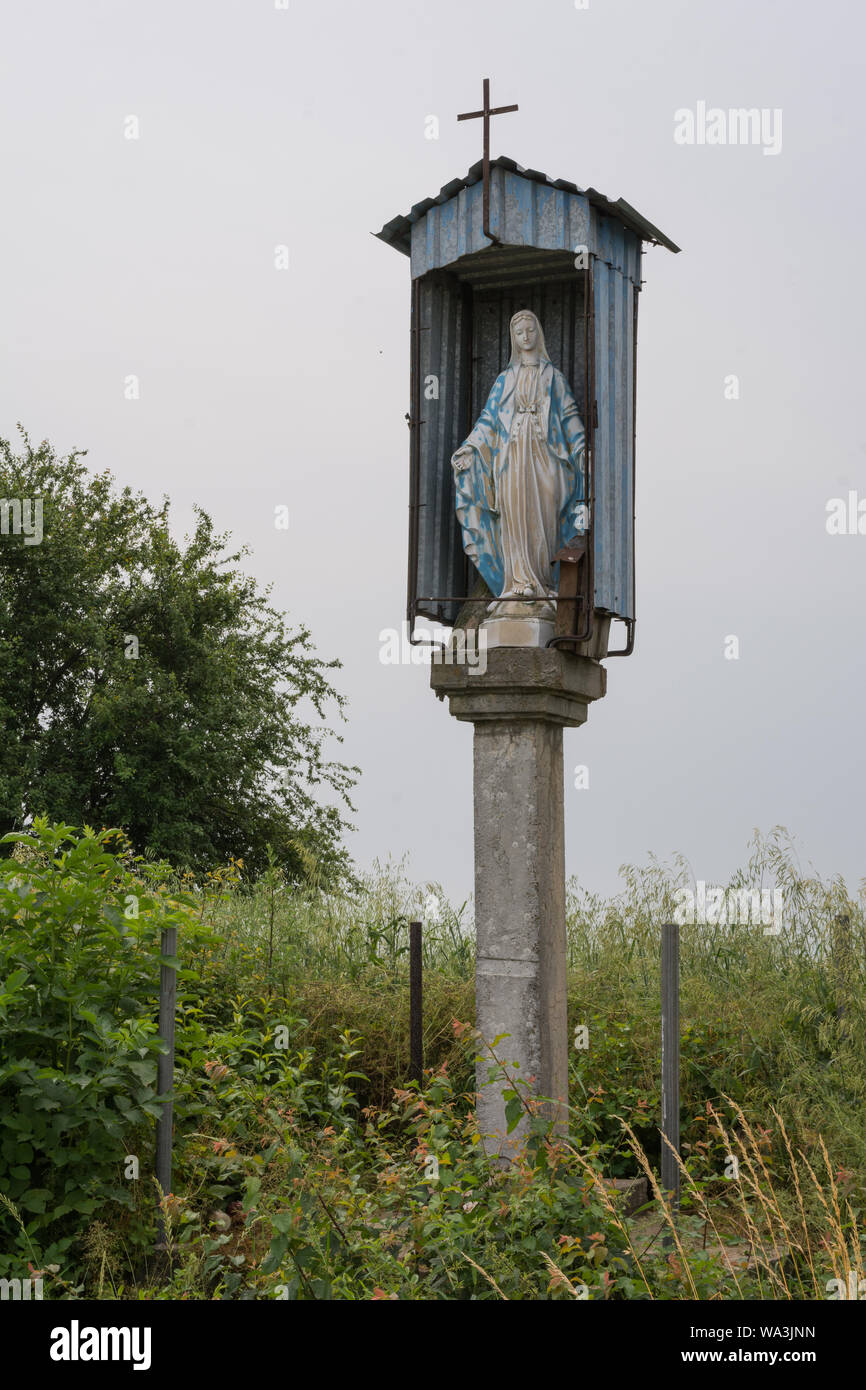 Marian wayside culte dans les champs, Ponidzie, Świętokrzyskie, Pologne Banque D'Images