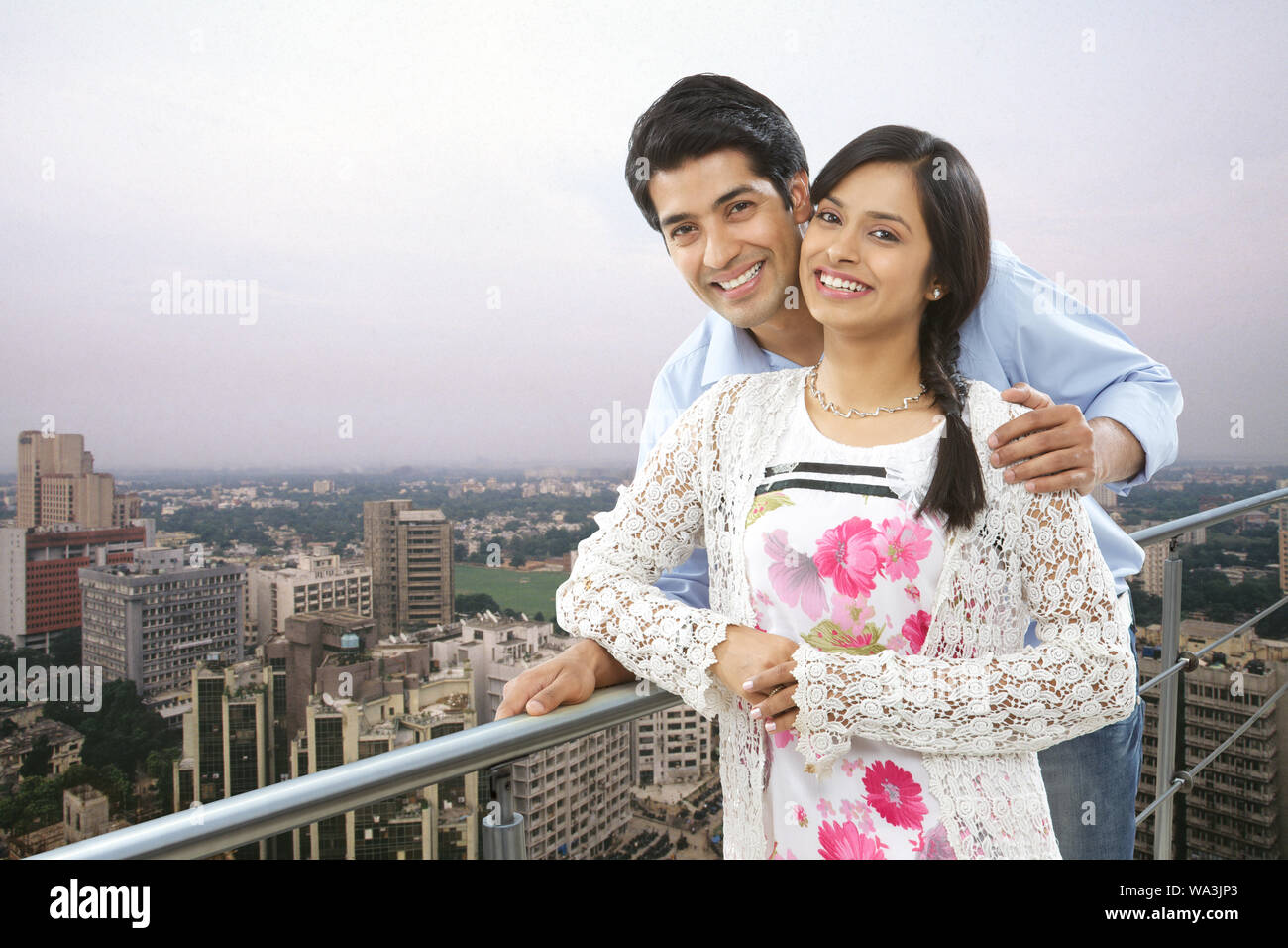 Jeune couple debout dans un balcon Banque D'Images