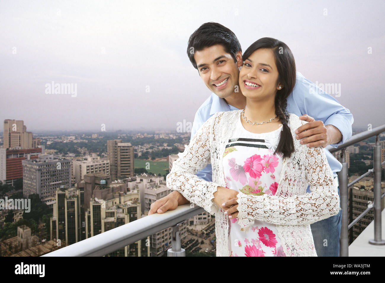 Jeune couple debout dans un balcon Banque D'Images
