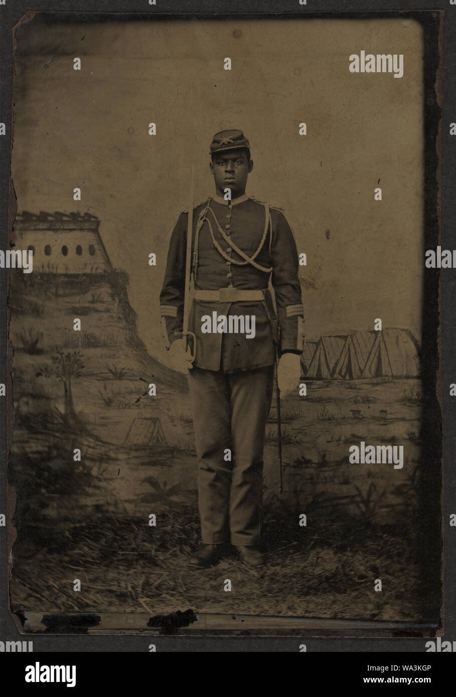 Soldat Noir, Indien de la guerre, Infanterie, Co. d'épaule avec noeuds, tenant l'épée non commercialisé, le port d'aiguelette fusils croisés, avec d sur le képi, gants blancs plus 3 bandes de service (c.-à-d. 15 années de service) Banque D'Images