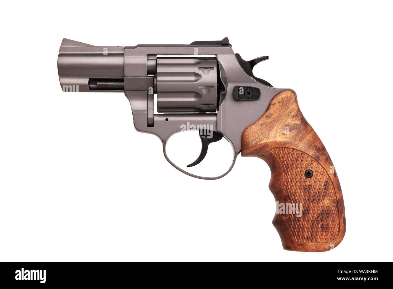 Arme pistolet revolver isolé sur fond blanc. Revolver à canon court