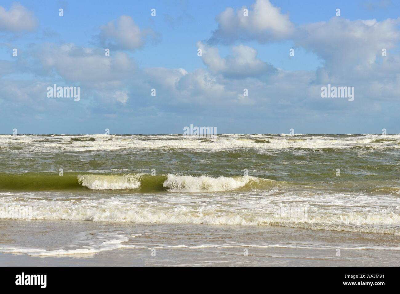 Des vagues à la plage de la mer du Nord, de tempête, de l'île de Juist, Frise orientale, Basse-Saxe, Allemagne Banque D'Images