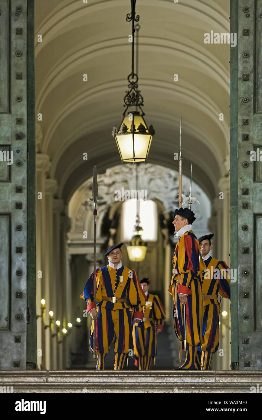 Garde suisse dans la cathédrale Saint-Pierre, relève de la Garde, Rome, Latium, Italie Banque D'Images