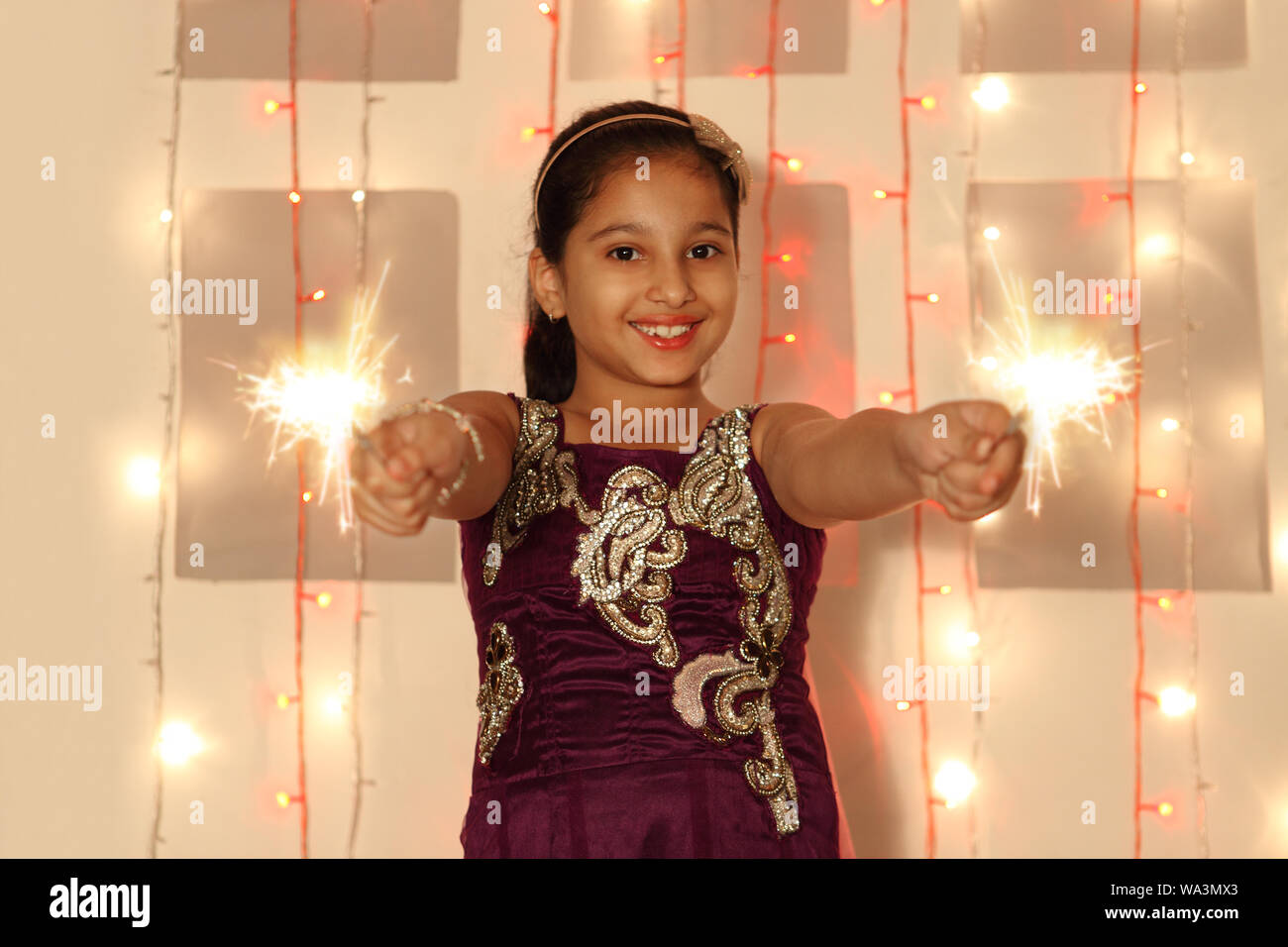 Fille brûlant phooljhadi sur Diwali Banque D'Images