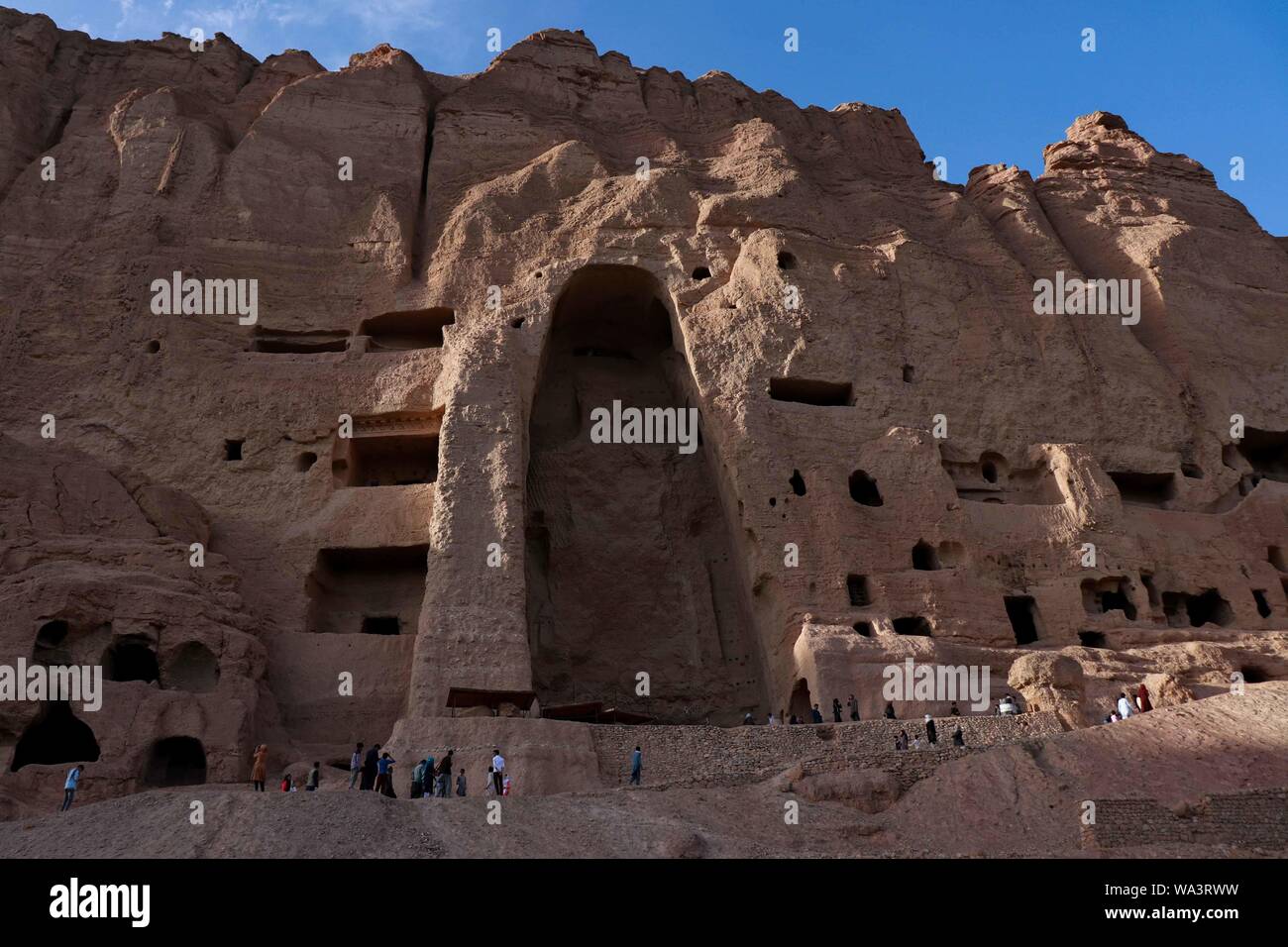 Bamyan, en Afghanistan. Août 16, 2019. Les touristes visitent les ruines de statue de Bouddha dans la province de Bamyan, Afghanistan, le 16 août 2019. Credit : Noor Azizi/Xinhua Banque D'Images