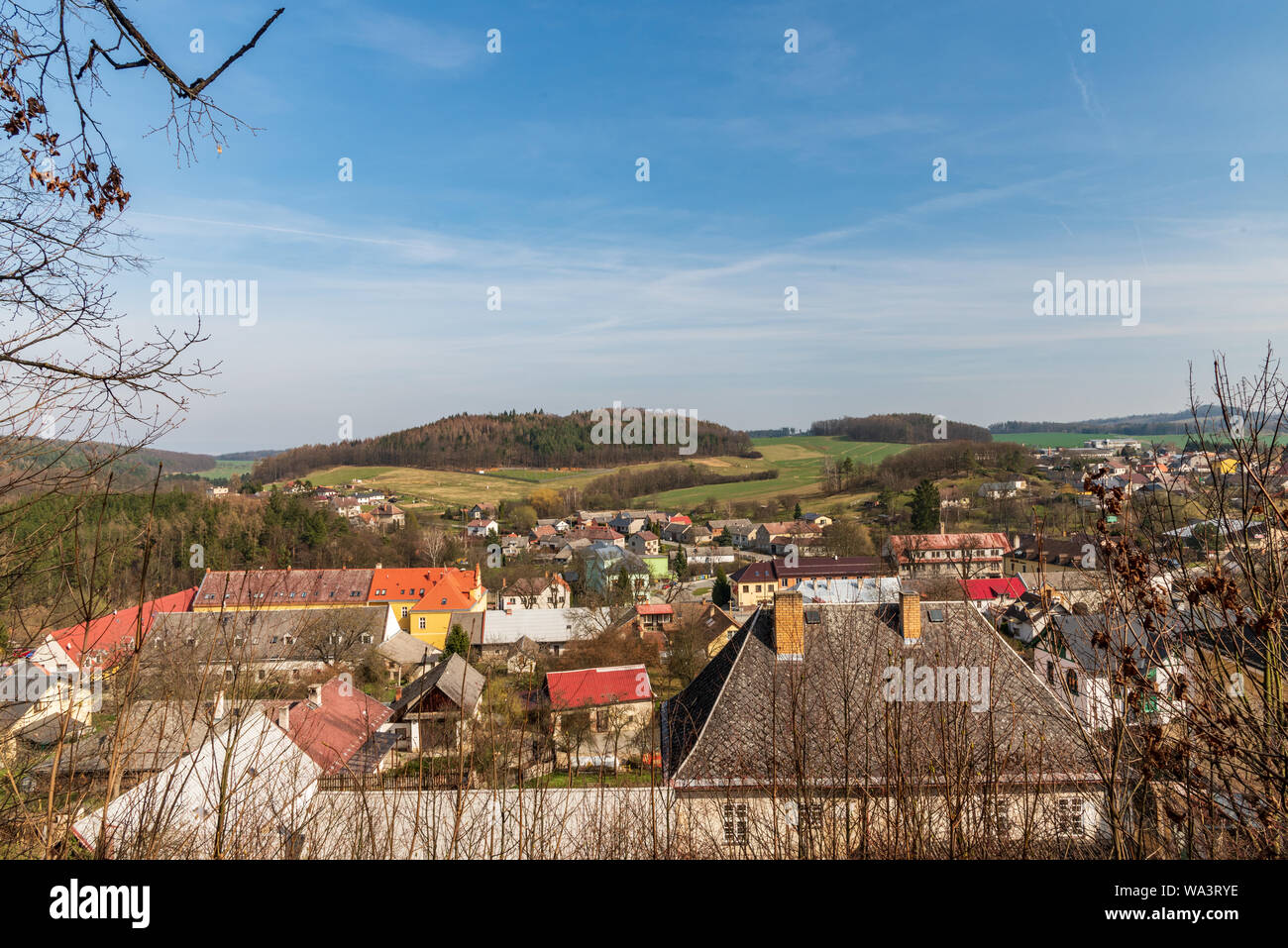 Bouzov village avec de magnifiques paysages paysage autour de composé mélange de prairies, champs et de petites collines couvertes de forêts en République tchèque duri Banque D'Images