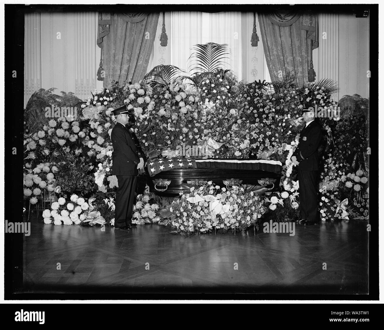 Corps de Gus Gennerich réside dans l'État à la Maison Blanche. Washington, D.C., le 16 décembre. Le corps de Gus Gennerich, Président Roosevelt ami et garde du corps qui est mort à Buenos Aires, à l'état dans l'East Room de la Maison Blanche, aujourd'hui, à la suite de services simples, assisté par le président Roosevelt, de membres de sa famille, des membres du Cabinet et d'autres amis, le corps a été transféré à New York pour l'enterrement. Les policiers de la Maison Blanche a agi comme la garde d'Honneur Banque D'Images