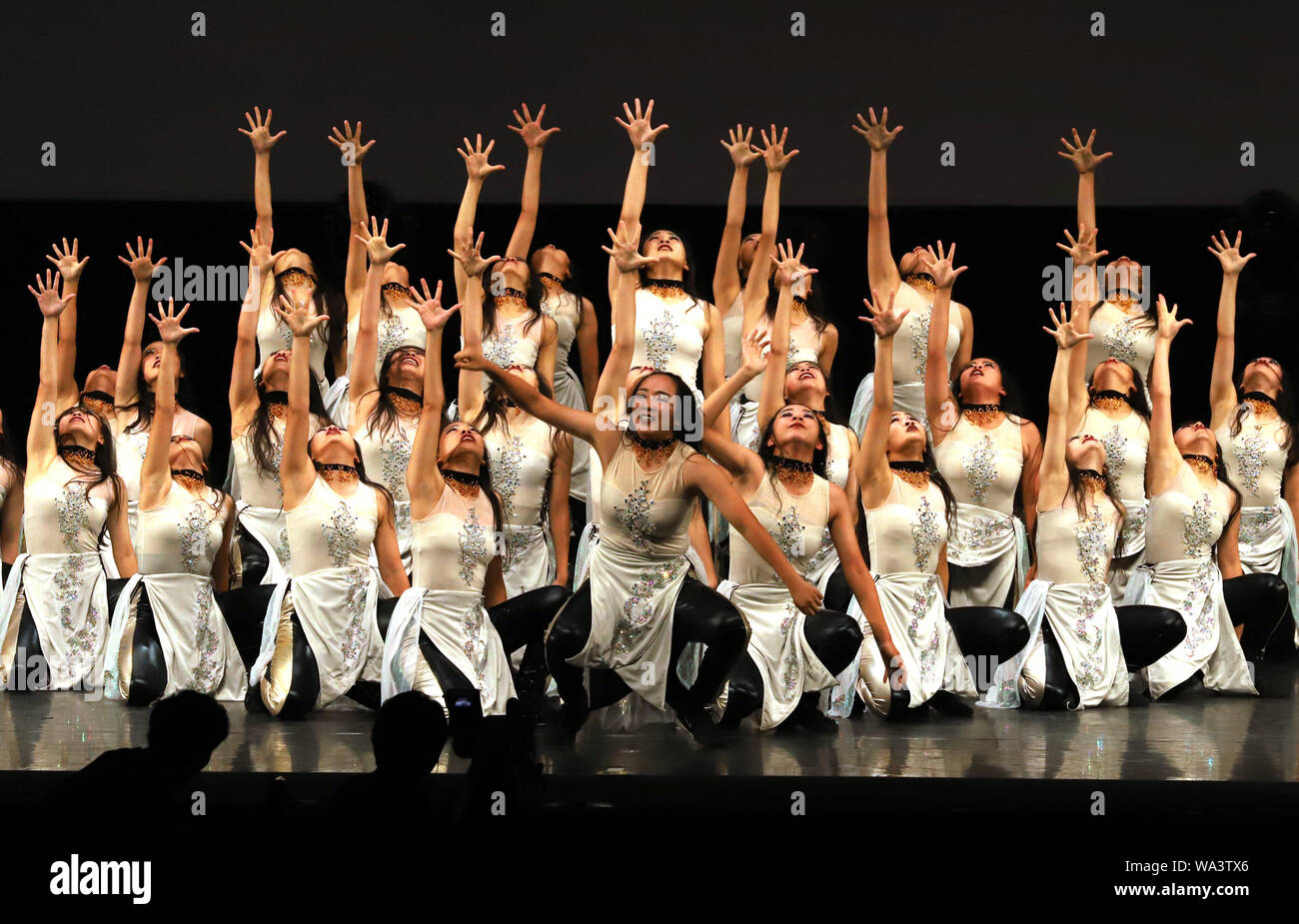 Yokohama, Japon. Août 16, 2019. Les membres de l'équipe de danse de Kumeda High School d'Osaka au Japon high school dance championships 'Dance' Stadium à Yokohama, suburban Tokyo le Vendredi, Août 16, 2019. Tezukayama Gakuin à partir d'Osaka a remporté le championnat de grande classe tout en Kumeda fini le deuxième. Credit : Yoshio Tsunoda/AFLO/Alamy Live News Banque D'Images