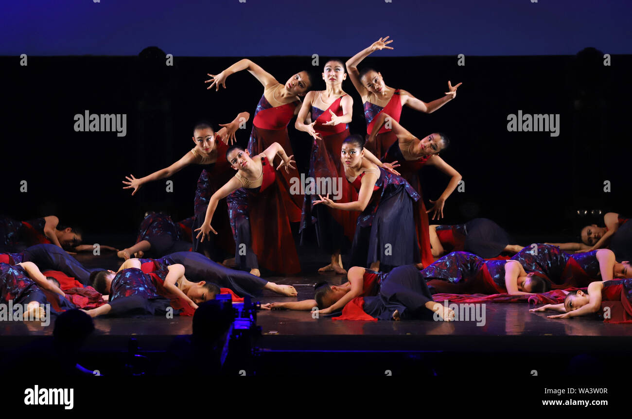 Yokohama, Japon. Août 16, 2019. Les membres de l'équipe de danse de Tezukayama Gakuin High School d'Osaka au Japon high school dance championships 'Dance' Stadium à Yokohama, suburban Tokyo le Vendredi, Août 16, 2019. Tezukayama Gakuin a remporté le championnat de grande classe. Credit : Yoshio Tsunoda/AFLO/Alamy Live News Banque D'Images