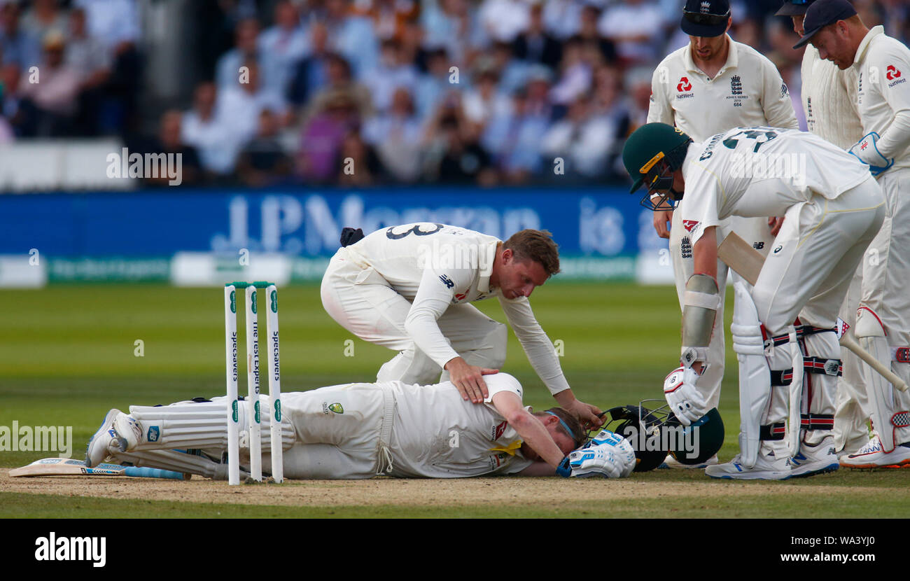 Londres, Royaume-Uni. Août 17, 2019. Londres, Angleterre. 17 AOÛT : Steve Smith, de l'Australie prend une blessure au cours de jouer le 4ème jour de la deuxième Ashes Cricket test match entre l'Angleterre et l'Australie à Lord's Cricket Ground à Londres, Angleterre le 17 août 2019 : Crédit photo Action Sport/Alamy Live News Banque D'Images