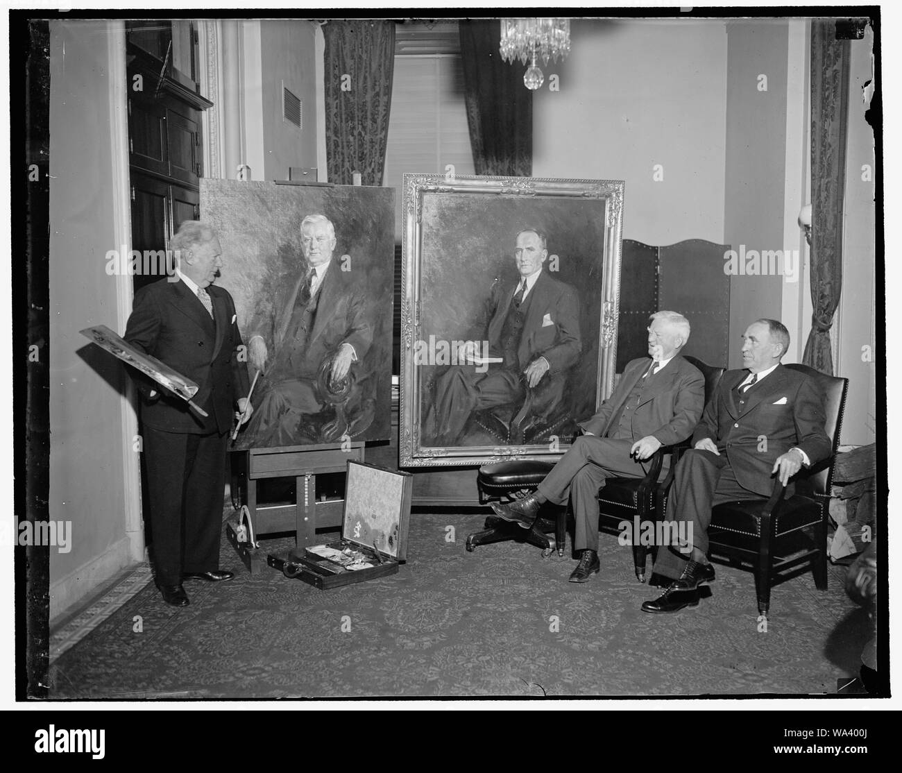 Patrons du Sénat et de la Chambre admirer portraits par Christy. Washington, D.C., le 10 mars. Garner, Vice-président et président de la Chambre William B. Bankhead afficher les portraits à l'huile d'eux-mêmes par Howard Chandler Christy, (à gauche) a noté l'artiste américain. Le portrait de l'Orateur Bankhead est terminée mais l'un des vice-président Garner n'a pas encore reçu la touche finale, 3/10/1937 Banque D'Images