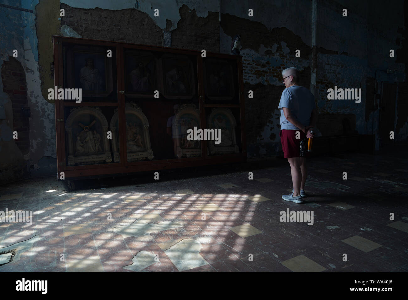 (190817) -- Mansfield, 17 août 2019 (Xinhua) -- un homme visites l'ancienne maison de correction de l'état de l'Ohio où 'The Shawshank Redemption' a été tourné dans la ville de Mansfield, Ohio, États-Unis, 16 août 2019. Les événements ont eu lieu dans la région de Mansfield pour célébrer le 25e anniversaire de la projection du film "les évadés". (Xinhua/Liu Jie) Banque D'Images