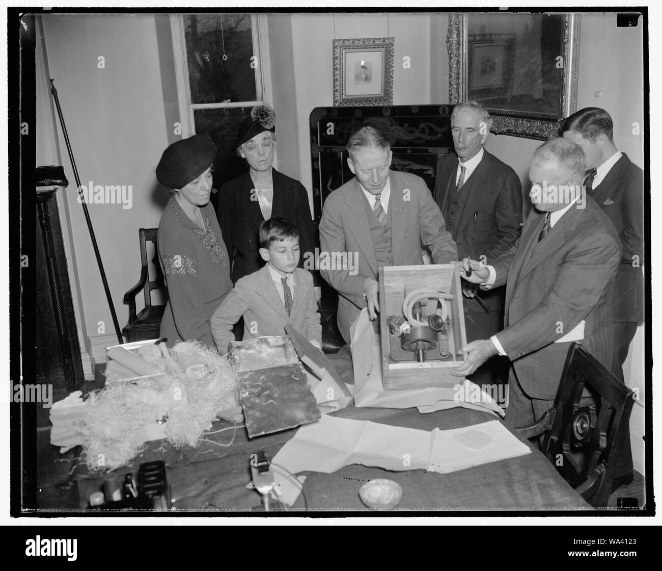 Les cases placées dans Smithsonian en 1881 par téléphone inventeur ouvert pour première fois. Washington, D.C., octobre trois boîtes qui Alexander Graham Bell, inventeur du téléphone, et deux associés placés dans les archives secrètes de la Smithsonian Institution en 1881 et qui sont restés [ONU][ ?]ouvert depuis, ont été officiellement ouvertes aujourd'hui en présence de Bell's deux filles et un groupe de scientifiques. Les boîtes contenaient entre autres le modèle de travail d'origine de la première machine jamais d'enregistrer sur la cire et reproduire la voix humaine. Sur la photo, de gauche à droite : Mme David Fairchild, daugh Banque D'Images