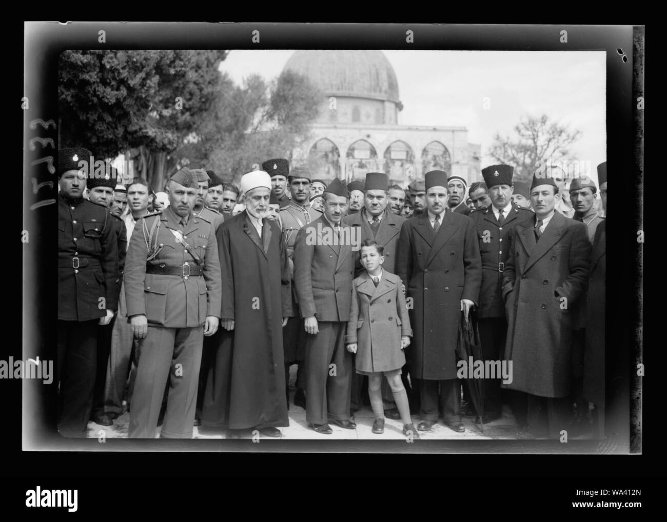 Jeune Roi Faysal II de l'Iraq sur la visite à la mosquée [al-Aqsa] Banque D'Images