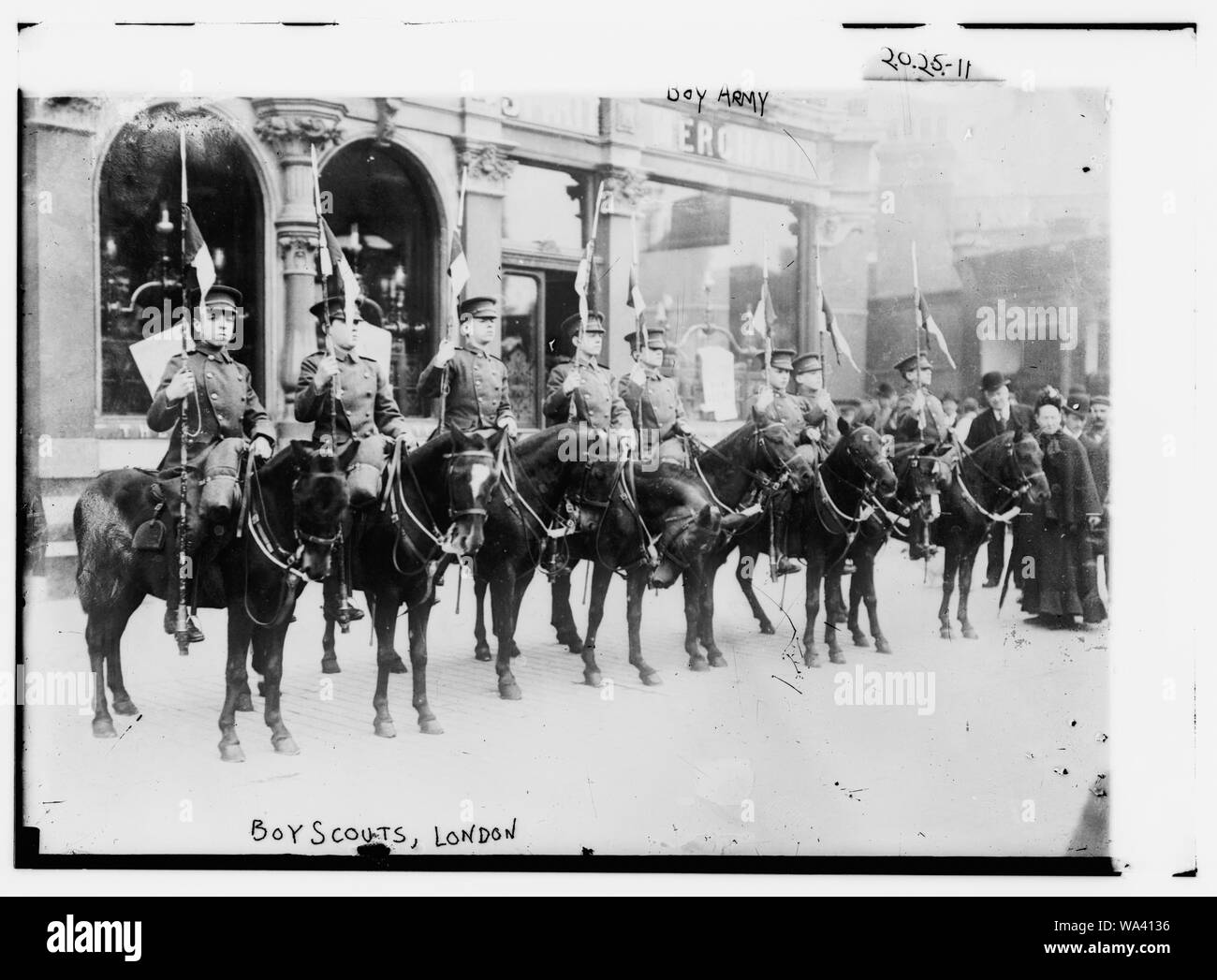 Boy Scouts de l'Armée-, Londres. Sept garçons, en uniforme, tous montés à cheval. Banque D'Images