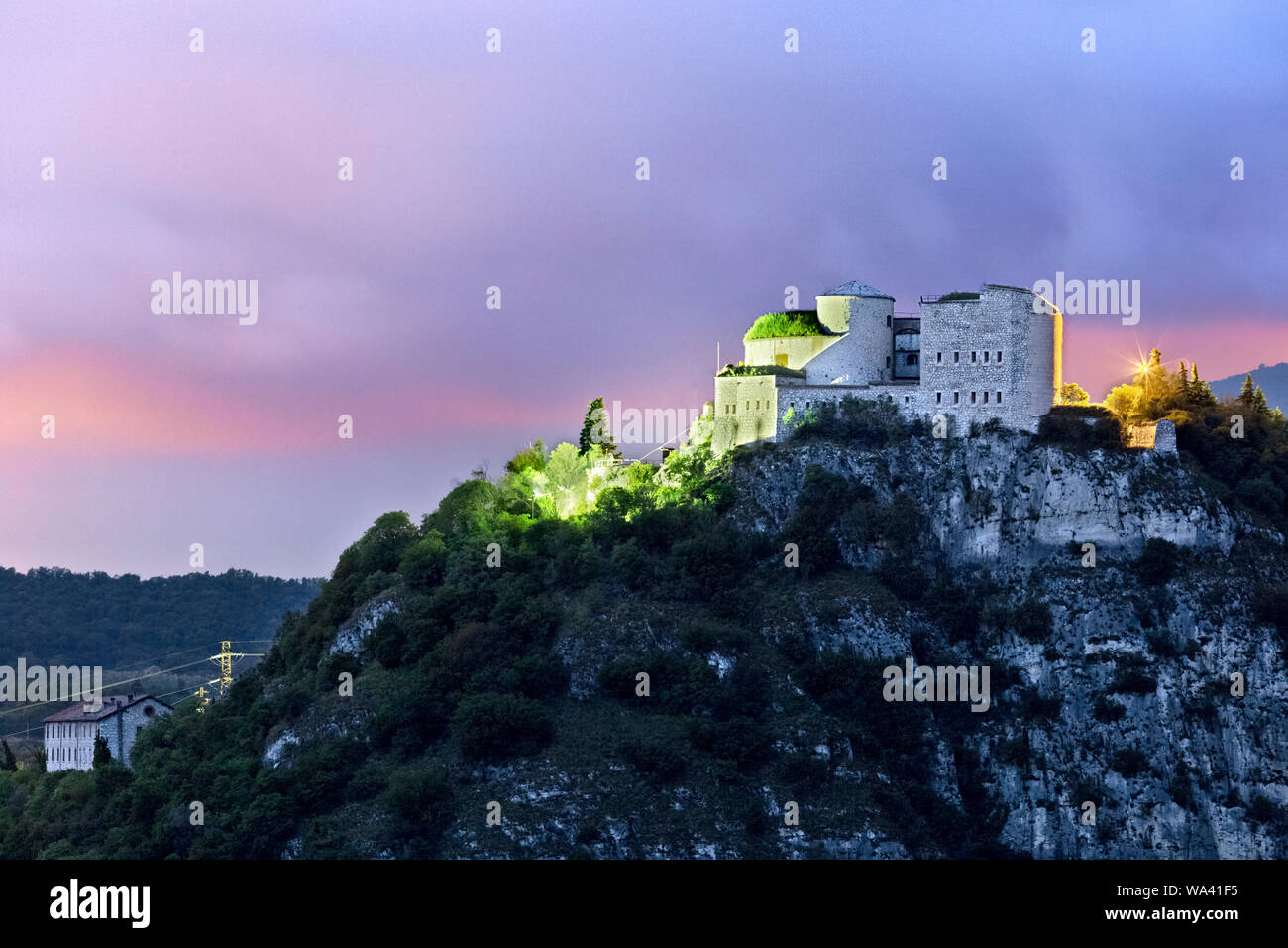 Fort Wohlgemuth sur une nuit de tempête. Rivoli Veronese, province de Vérone, Vénétie, Italie, Europe. Banque D'Images