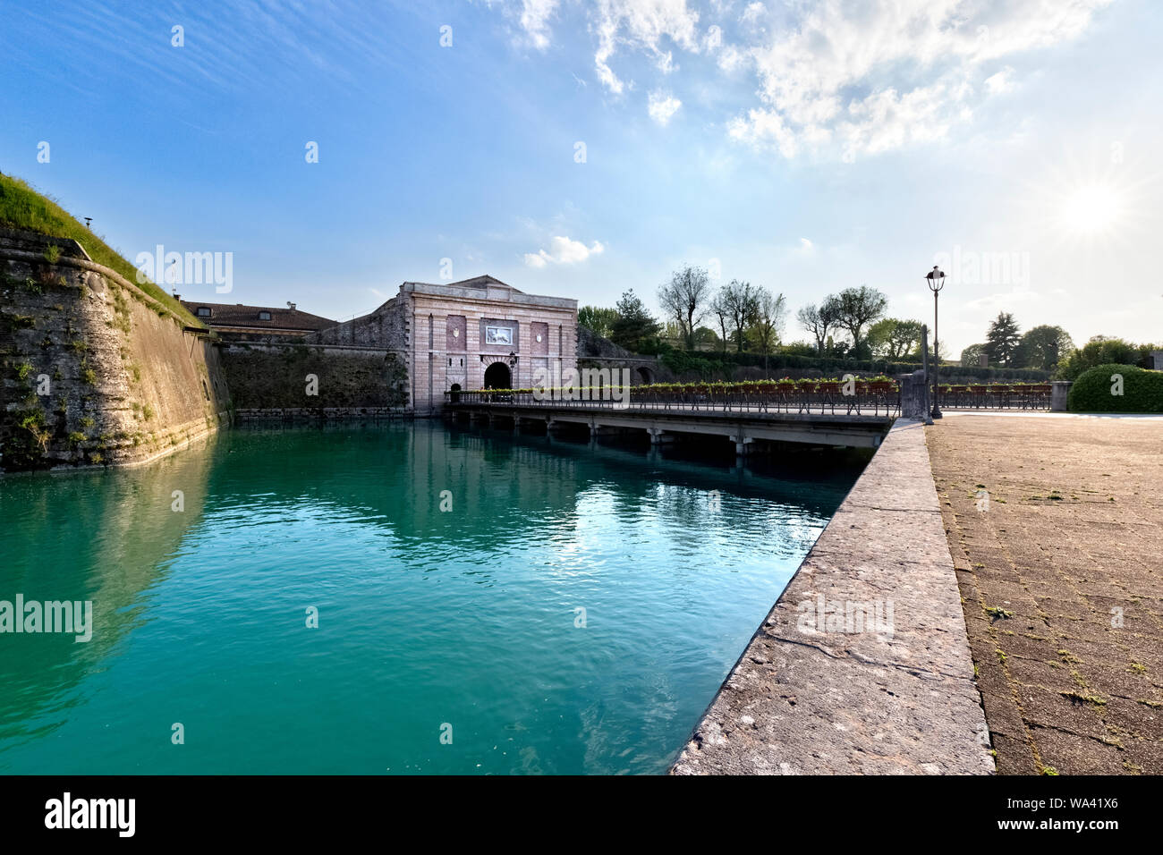 L'entrée de Vérone Porta de la forteresse de Peschiera del Garda. Province de Vérone, Vénétie, Italie, Europe. Banque D'Images