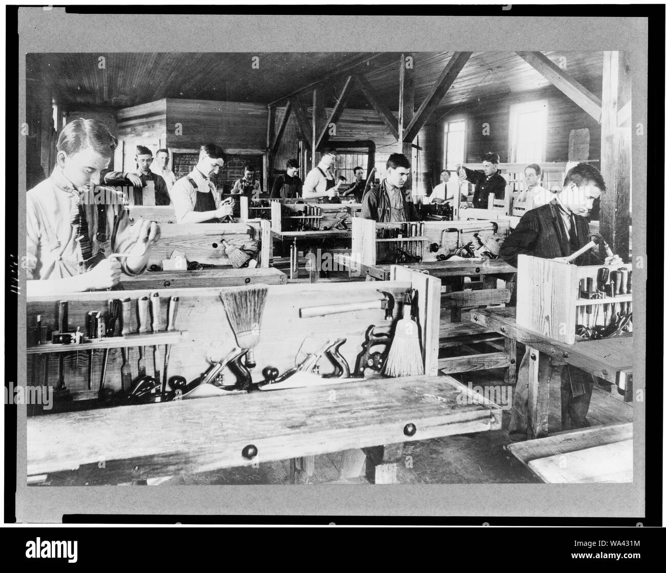 Les garçons travaillant en atelier de menuiserie, à l'école Mount Berry, Berry, Géorgie Banque D'Images