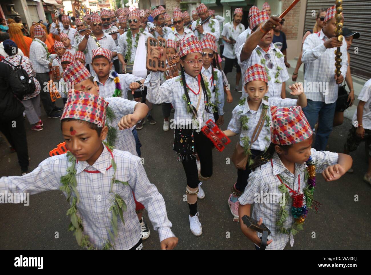 Kathmandu, Népal. Août 17, 2019. Les enfants jouer dans le défilé pour célébrer le Jatra-Mataya Neku, festival ou le festival des lumières à Lalitpur. Le festival bouddhiste se tient chaque année en août et comprend une procession autour de la ville, avec de nombreux participants portant des masques colorés et les costumes les sanctuaires bouddhistes priant pour les âmes ont quitté. (Photo par Archana Shrestha/Pacific Press) Credit : Pacific Press Agency/Alamy Live News Banque D'Images