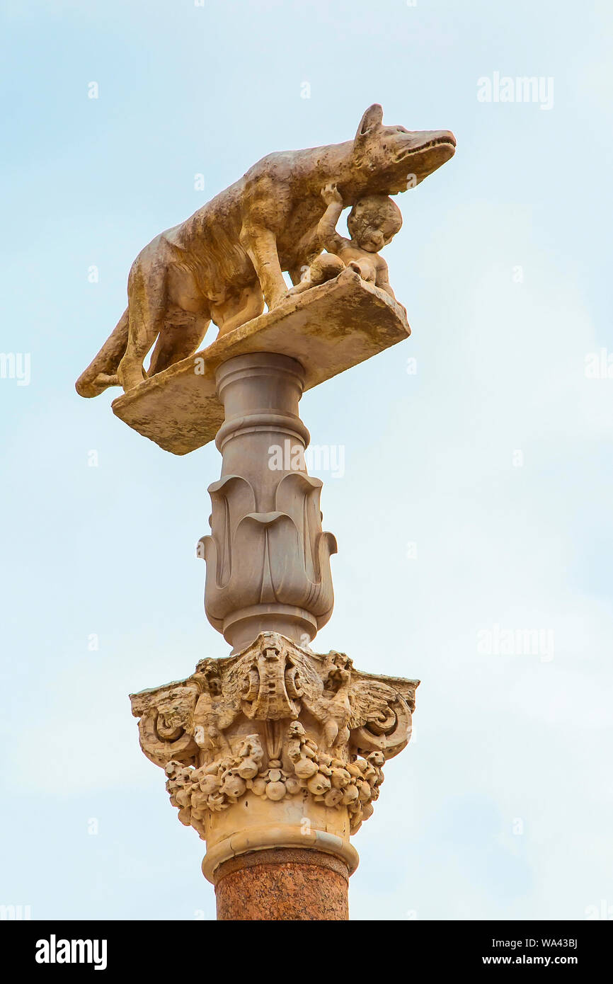 La statue de Romul et Remus et le loup dans la ville médiévale de la cathédrale de Sienne, Toscane, Italie Banque D'Images