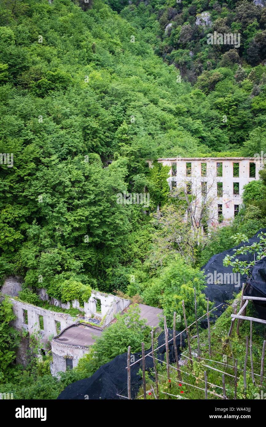 Une usine abandonnée dans la Valle delle Ferriere également connu sous le Vallon des Moulins sentier de marche dans les collines au-dessus d'Amalfi, Italie Campanie Banque D'Images
