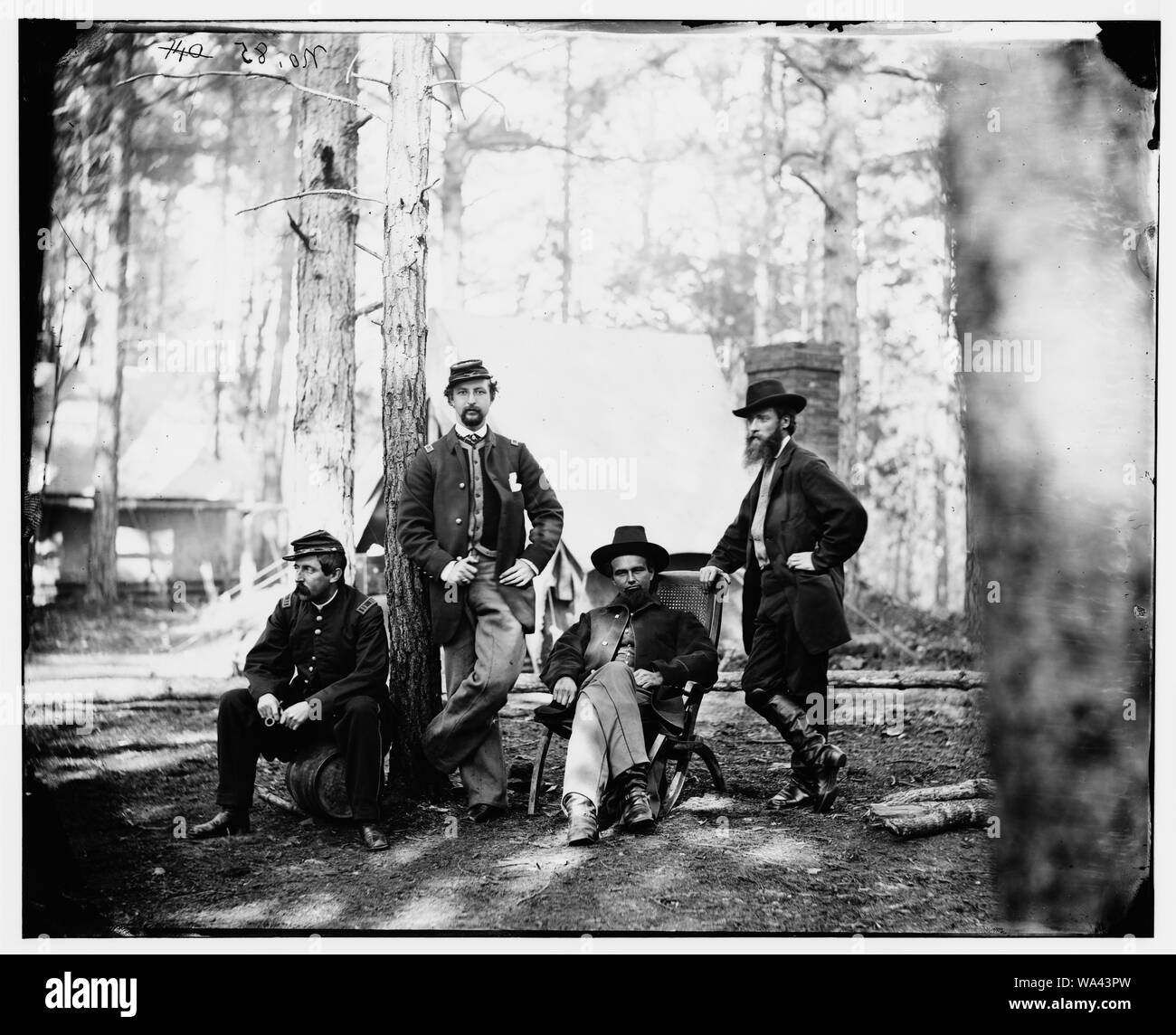 Brandy Station, en Virginie, le capitaine Samuel A. McClellan, Capt J. Henry Sleeper, le Capitaine O'Neil W. Robinson, tous de la Brigade d'artillerie, Corps 3d, et Alfred R. Waud, correspondant de l'artiste Banque D'Images