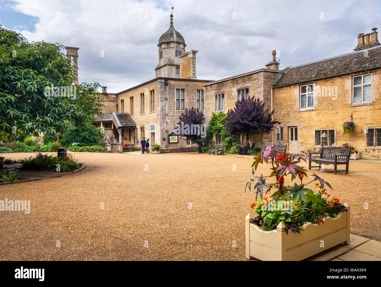 Dans la cour un grand Burghley House English Country House & demeure seigneuriale à l'origine construit pour l'homme d'élisabéthain sir William Cecil Banque D'Images