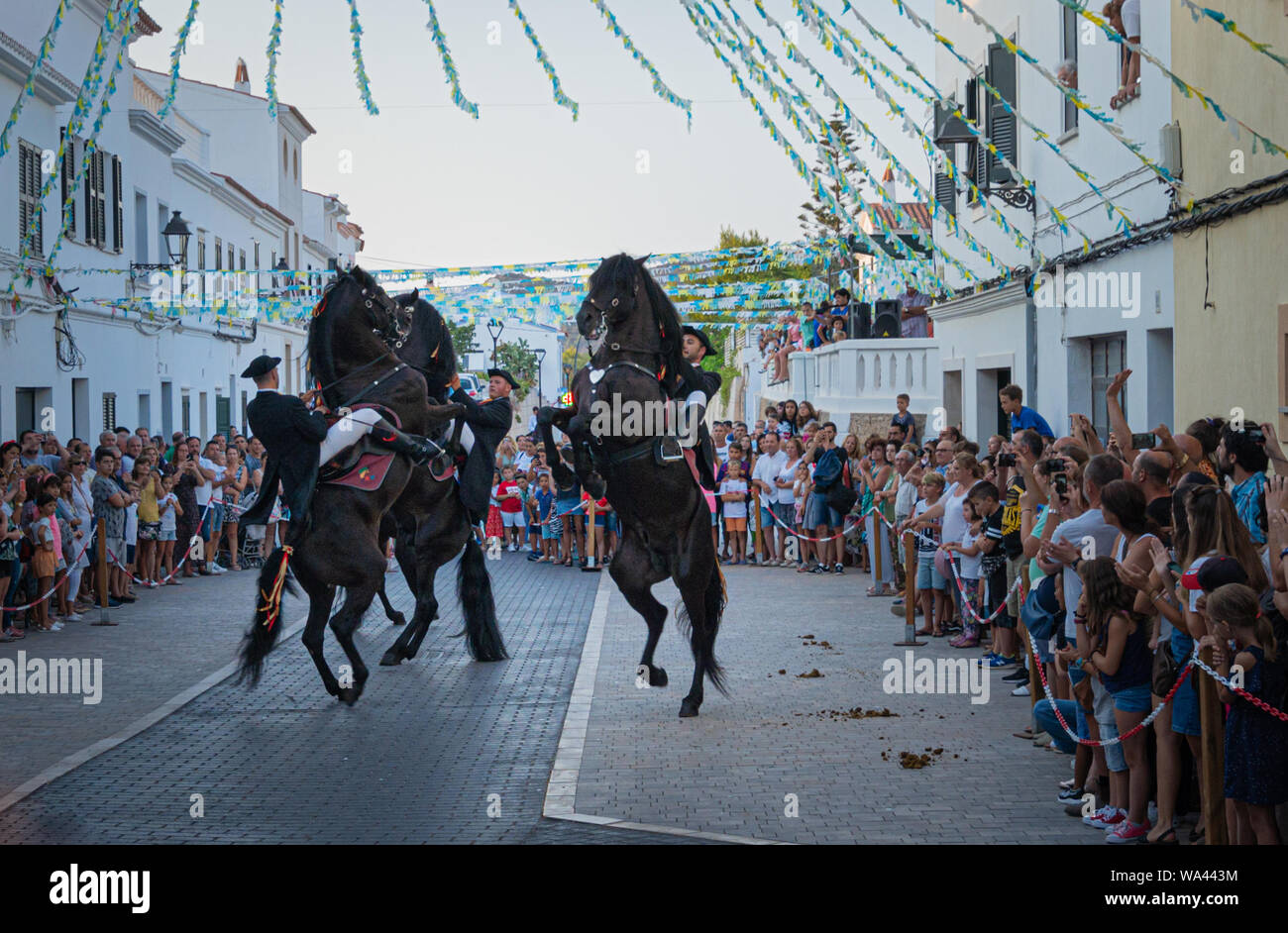 Riders arrière vers le haut sur son cheval lors d'une célébration à cheval l'île espagnole de Minorque Banque D'Images