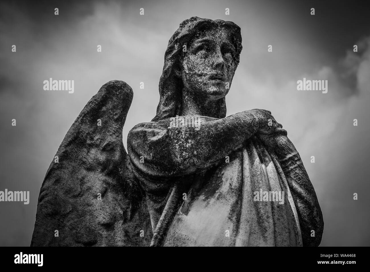 Photo d'une statue femelle à angle bas avec ailes noir et blanc Banque D'Images