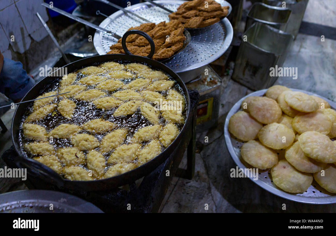 Bonbons frites cuites dans une poêle de fer en Asie Banque D'Images