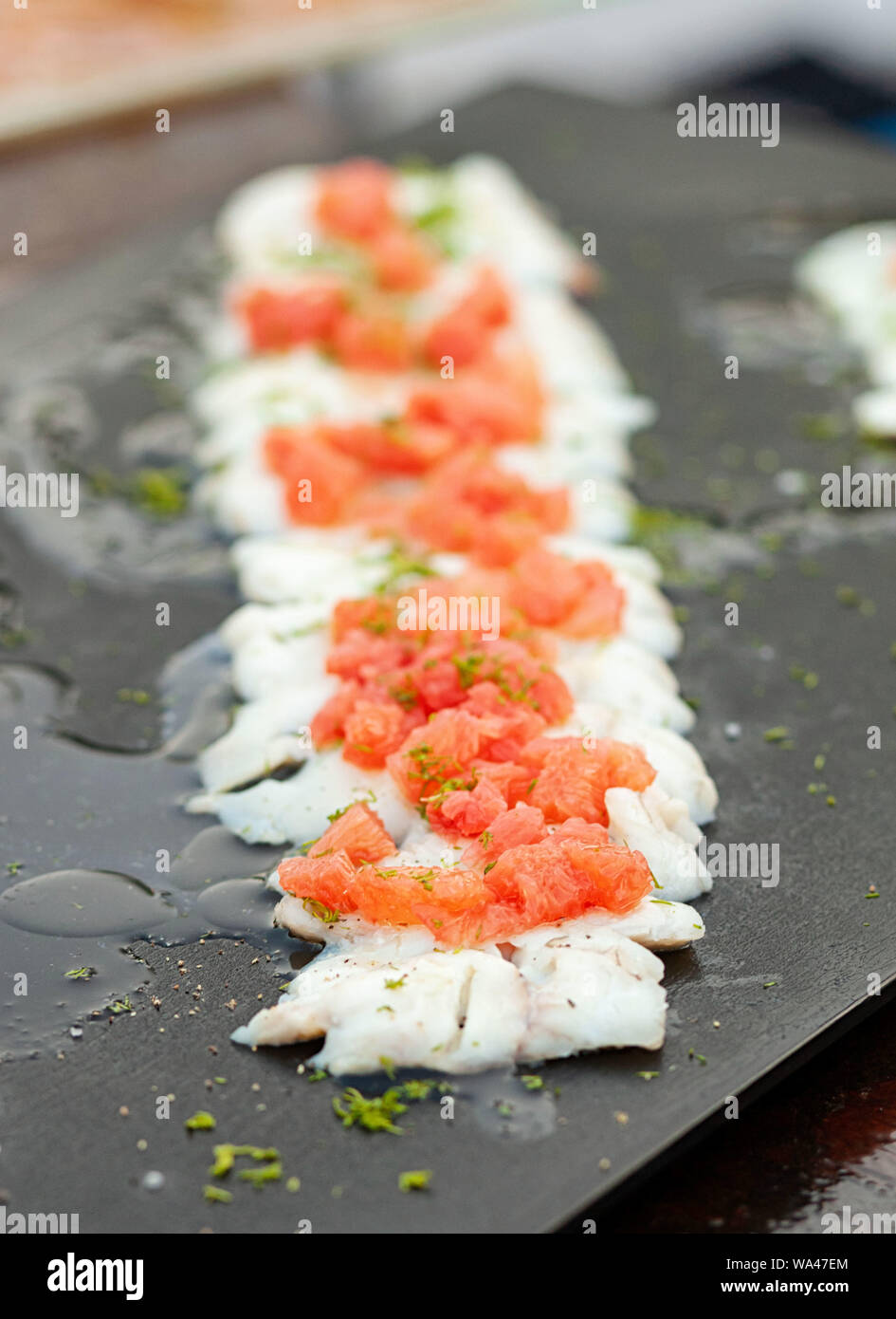 La morue poisson frais avec des tomates. Banque D'Images