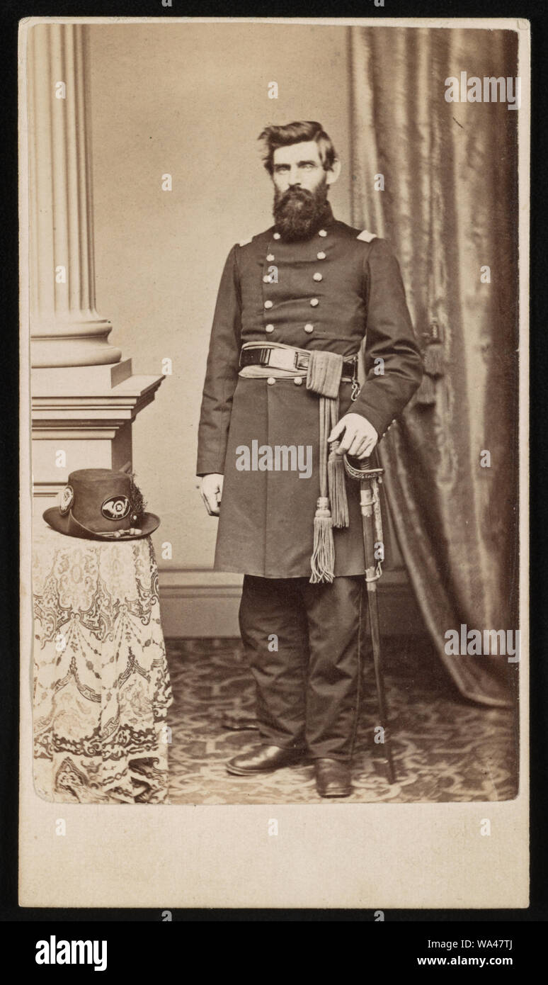 Le général de brigade John White Kimball de Co. B, 15e Régiment d'infanterie du Massachusetts, et 53e Régiment d'infanterie du Massachusetts en uniforme à l'épée] / J.C. Moulton, artiste photographe Banque D'Images