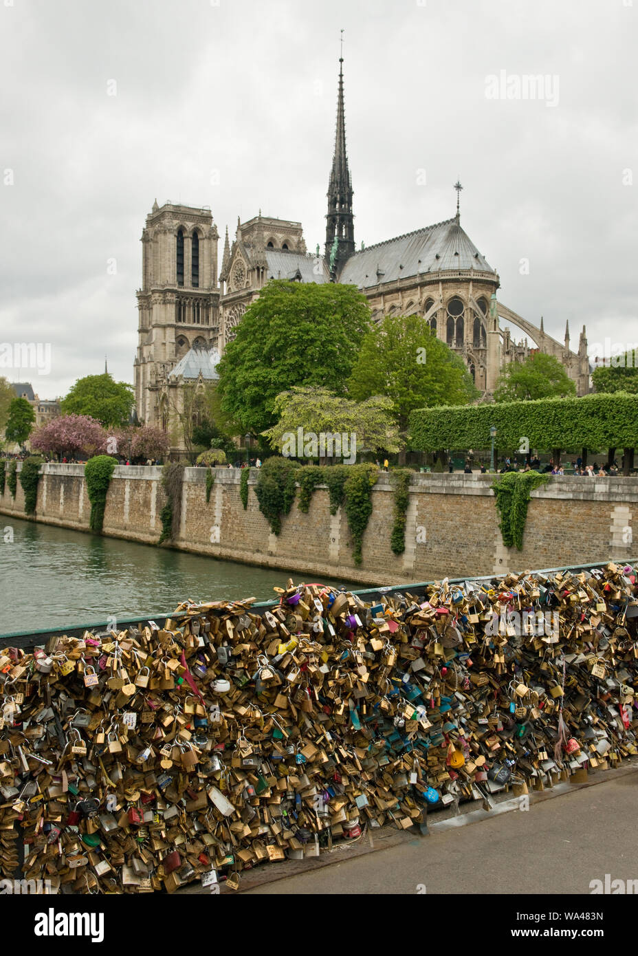 Pont de l'Archeveche bridge avec cadenas d'amour et de la cathédrale Notre-Dame. Paris, France Banque D'Images