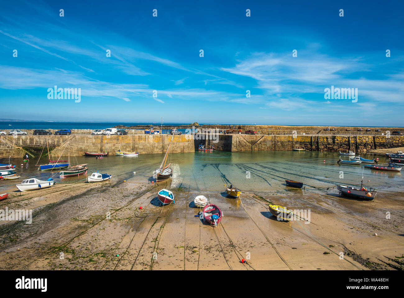 Petits bateaux de pêche dans le port Mousehole Cornwall England GB UK EU Europe Banque D'Images