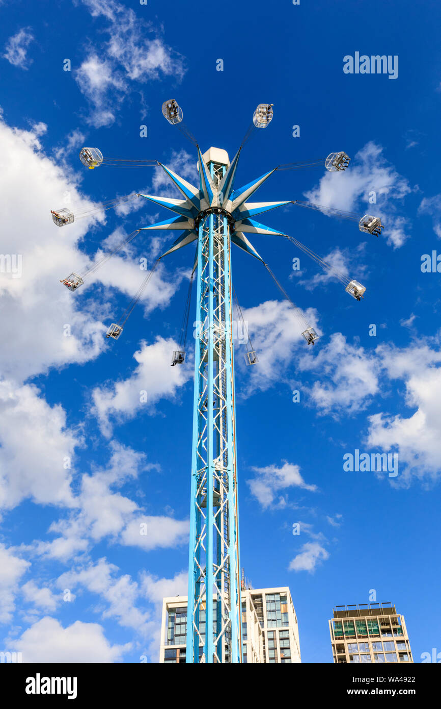 Southbank Salvatore Adamo fairground ride, grand fête foraine attraction, pilier central du gélules contre l'été bleu ciel Banque D'Images