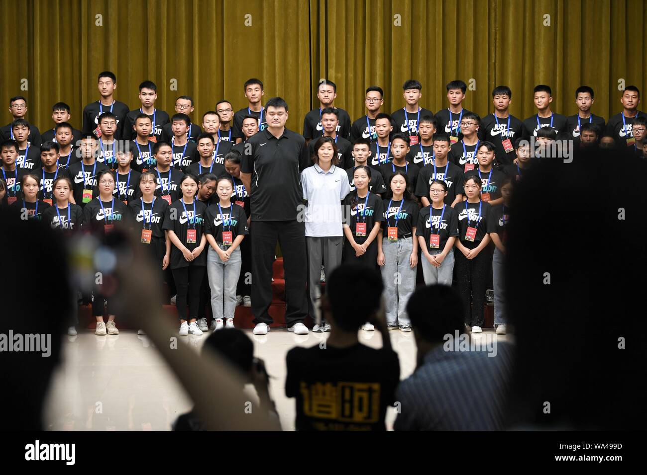 Yao Ming, le plus haut, prend des photos avec les participants de l'Yao-Foundation-parrainé la compétition de basket-ball dans la ville de Tongren, de la province du Guizhou, au sud-ouest de la Chine, 16 août 2019. Yao Ming, un exécutif de basket-ball chinois et ancien joueur professionnel basketballplayer, et son épouse Ye Li, un joueur professionnel de basket-ball chinois, montrer et prendre des photos avec plus de 400 Peu de joueurs de basket-ball de l'Yao-Foundation-parrainé la compétition de basket-ball, qui est composé d'équipes nationales de l'espoir les écoles primaires, dans la ville de Tongren, de la province du Guizhou, au sud-ouest de la Chine, 16 août 2019. Banque D'Images