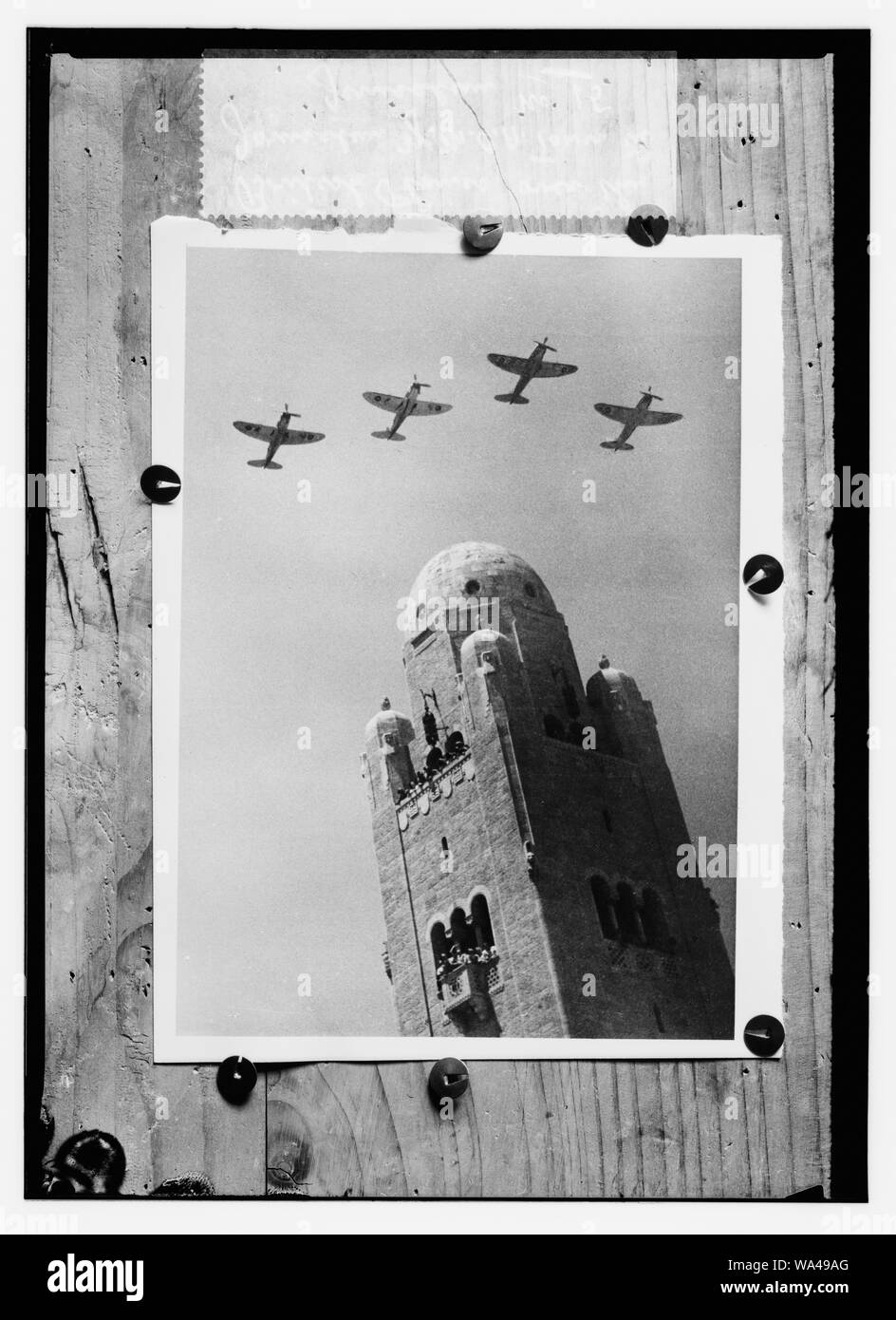 Les avions britanniques sur le Y.M.C.A. Jérusalem tower à Jérusalem Banque D'Images