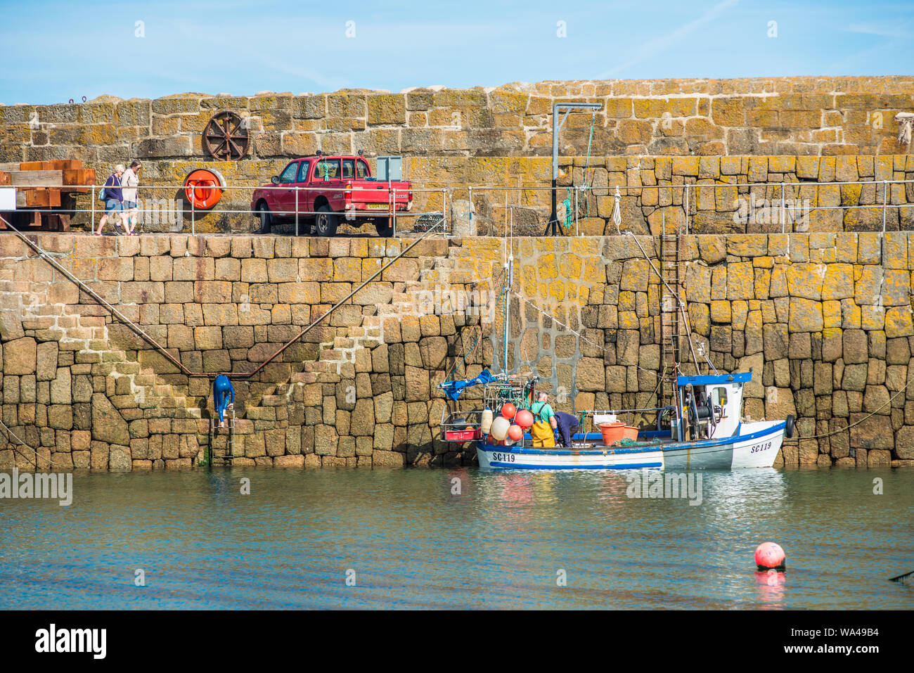 Petits bateaux de pêche dans le port Mousehole Cornwall England GB UK EU Europe Banque D'Images